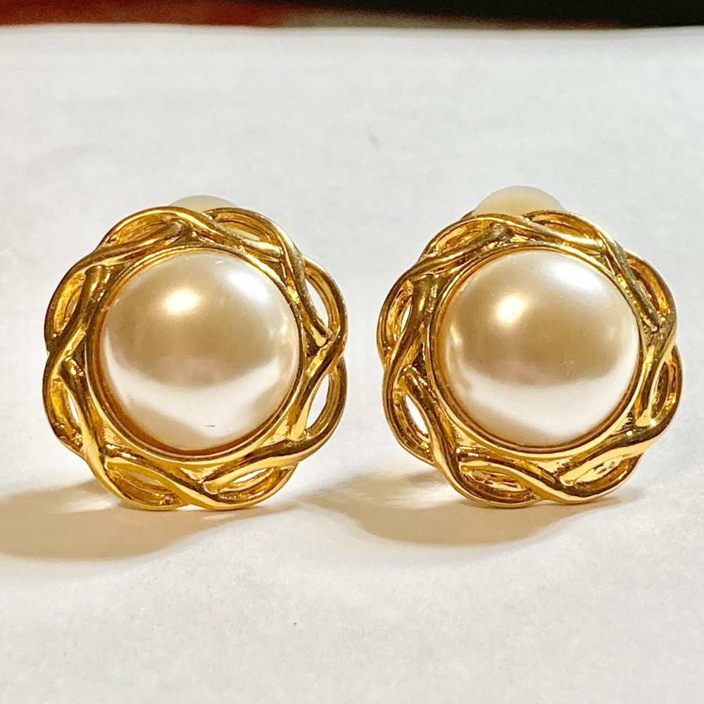 Vintage Gold White Pearl Clip On Earrings Weave Round Gold Tone 70s Acrylic